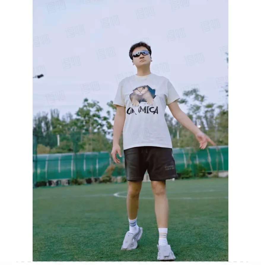 🦋Exclusive for cross-border supply, Hot Sale🦋80 【Light Black】Essentials FW 23 Essentials Shorts Smoke Solid color elastic straight American heavyweight casual shorts for men and women Same Style ESSENTIALS was founded in Los Angeles, USA in 2018. The original intention of the establishment was to let more people wear affordable Versatile trendy items. In terms of fabric tailoring, it follows the same comfort and fineness as FEAR OF GOD, and the design is simplified from complexity, with the eye-catching "ESSENTIALS" LOGO running throughout. ESSENTIALS has been favored by fashion enthusiasts since its launch, and many European and American superstars are also its loyal buyers, such as KANYE WEST, JUSITN BIEBER, RIHANNA, etc. . . . . The most popular FOG color on the Internet is here, double-row silicone, the original custom-made fabric is soft and comfortable, no color difference, the custom-dyed rib collar is dyed in the same vat, the original Authentic designated flocking printing factory, there are few machines on the market that can produce a three-dimensional 3D feeling, the width and length of each letter and the 3D depth, etc., the ceiling of the industry, that is to say, you don’t need to look closely to know that it is 3D. In the details, we can see that the size of each corner of the hood is symmetrical and made of double-layer fabric. Factory’s great technology is that it can make each corner symmetrical so that it doesn’t look soft and floppy when worn, and it feels stiff. The original OVERSIZE version is full of high street style. Color: Light Black, Haze Blue, Plum, Seal Gray Size: XS-XL (maximum weight) Recommended: Same Style for men and women